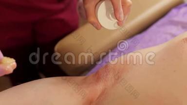 美容师为男士腋窝打蜡后涂上消毒液。